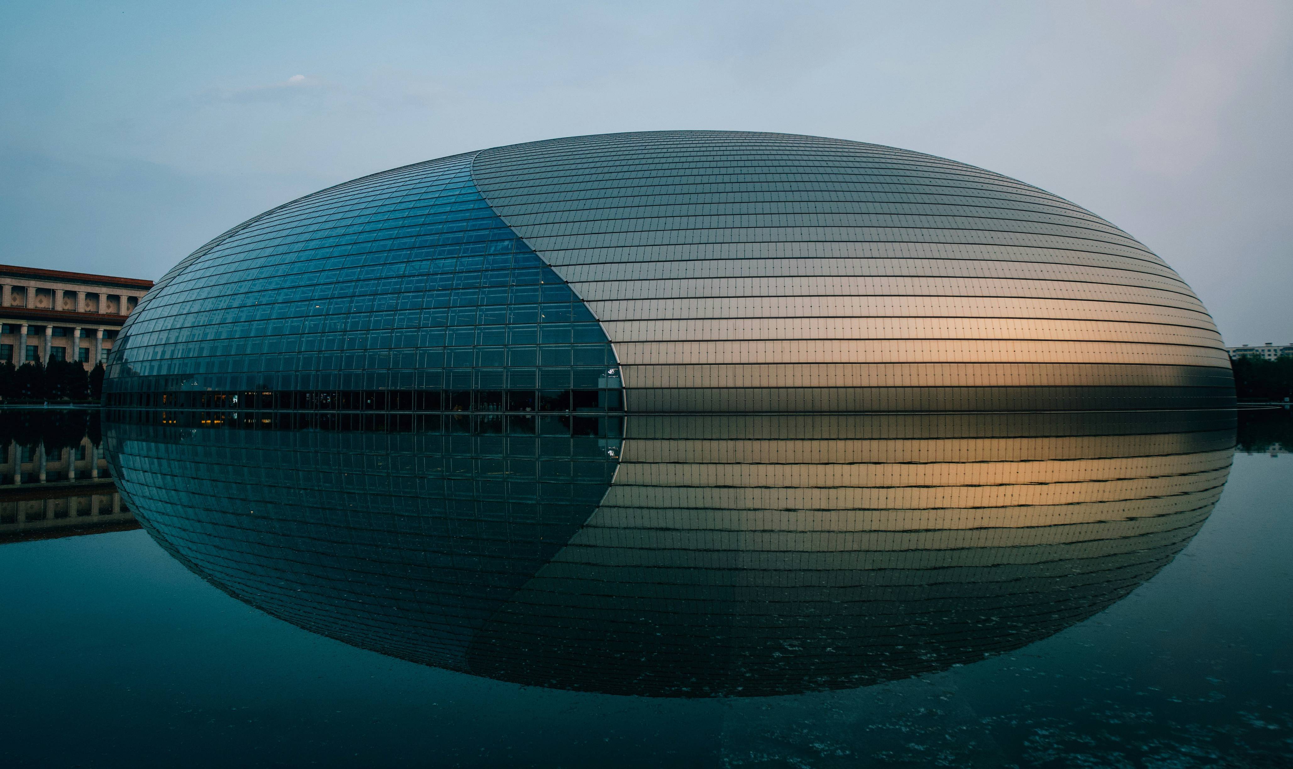 Ein Gebäude, das sich im Wasser spiegelt