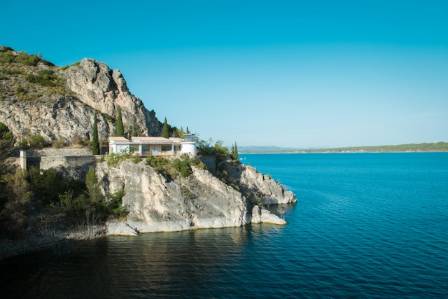 Stunning Homes Built Into Cliffs
